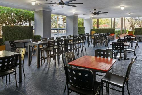 a dining room with tables and chairs in a restaurant at City Express by Marriott Orlando International Drive in Orlando