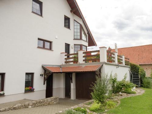 ein Haus mit einem Balkon an der Seite in der Unterkunft Beautiful apartment in the Harz with terrace in Ballenstedt