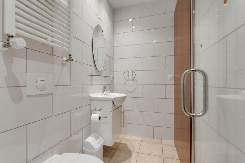 ein Badezimmer mit Toilette, Waschbecken und Dusche in der Unterkunft Hotel Boli Keflavik in Njarðvík