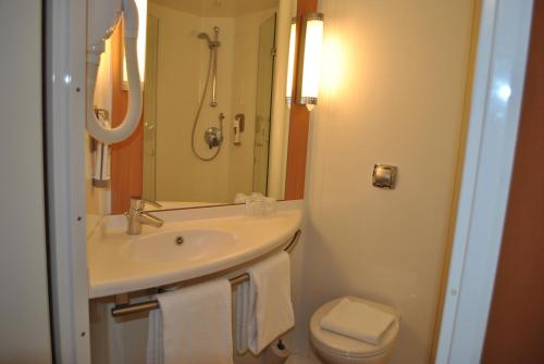 a bathroom with a sink and a toilet at ibis Loriol Le Pouzin in Le Pouzin