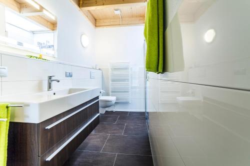 un baño con lavabo e inodoro en Weingut Mussel, en Wörrstadt