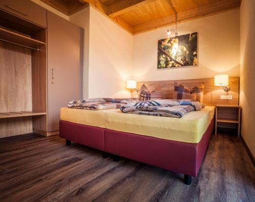 un dormitorio con una cama en una habitación en Weingut Mussel, en Wörrstadt