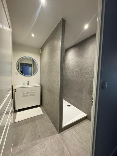 La Business class - Standing - Tramway - Parking photo 22