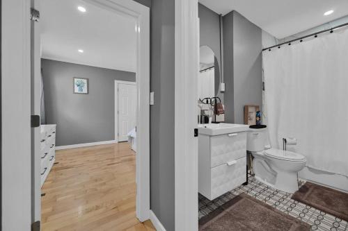 ein Badezimmer mit Toilette und Waschbecken in der Unterkunft Airport Subway Condo in Boston