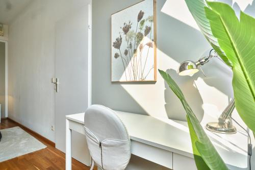 Bright Top-Floor Apartment near Naschmarkt
