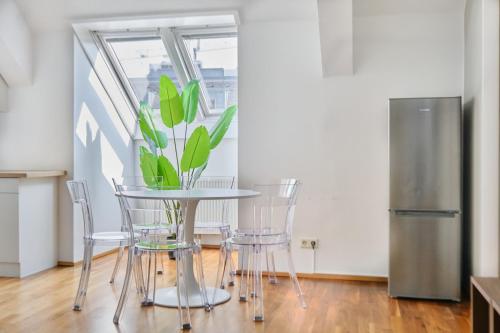 Bright Top-Floor Apartment near Naschmarkt