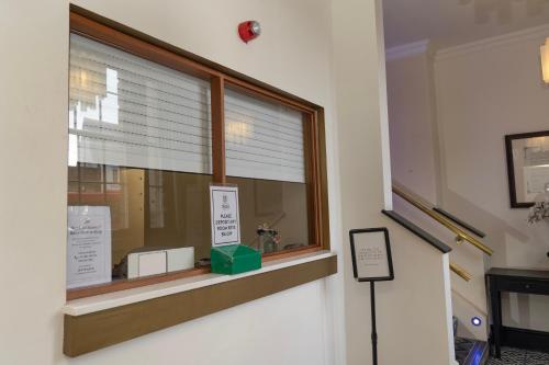 a window with a window blind on it with a green box at Hotel 1843 Reading in Reading