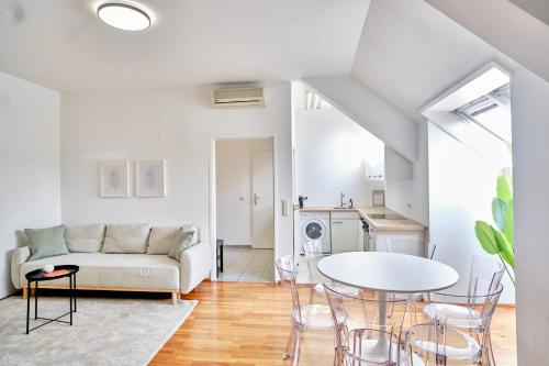 Bright Top-Floor Apartment near Naschmarkt
