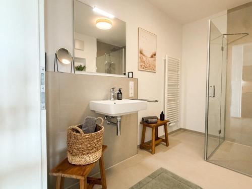 a bathroom with a sink and a shower at Ferienwohnung Ufertraum am Dümmer See in Lembruch