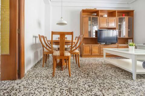 Fresh, Spacious Beach Apartment in Valencia