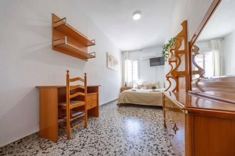 Fresh, Spacious Beach Apartment in Valencia