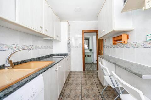 Fresh, Spacious Beach Apartment in Valencia