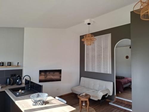 Gîte de la Source في Aurignac: غرفة معيشة بها أريكة وطاولة