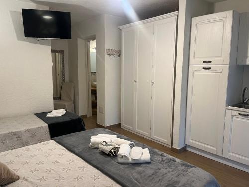 a bedroom with two beds and towels on the floor at Il Giardino di Daniela Apartments in San Teodoro