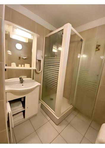 a bathroom with a shower and a sink at Contact Hôtel - Prim Witry - Reims Nord in Reims