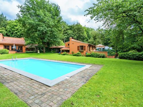 uma piscina no quintal de uma casa em Cosy and snug holiday home with joint swimming pool em Zichemsveld