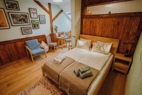 a bedroom with a bed and a table and chairs at Equus Silvania in Şinca Nouă