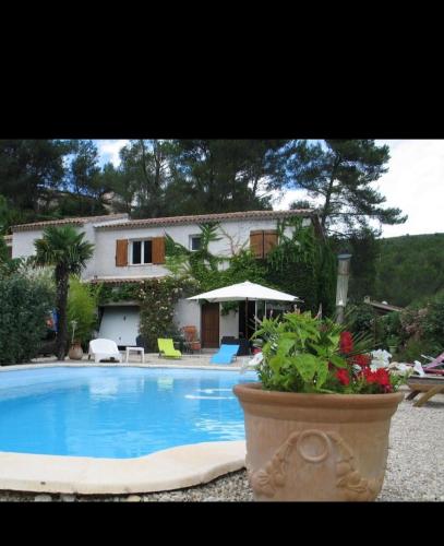 Villa F4 avec piscine privée, climatisation proche de la ciotat