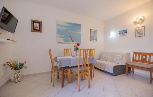 2 Bedroom Stunning Apartment In Rovinj photo 2