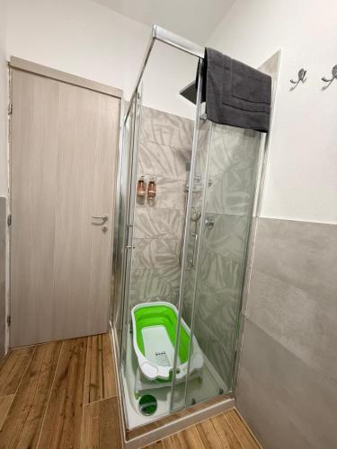 a bathroom with a green toilet in a shower at Cà par durmì in Gravellona Toce