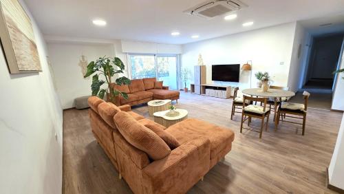 3BR Beach Gem, Central Apartment - 1GB Wi-Fi