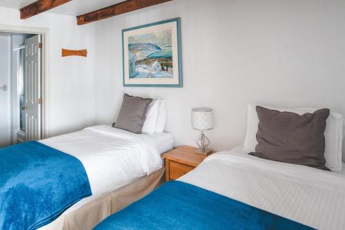 two beds sitting next to each other in a bedroom at Le Clos des Brumes Chalet in Chateau Richer