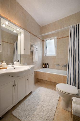 Bright 80sqm Apartment Glyfada-Sleeps 4 by MPS