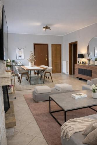 Bright 80sqm Apartment Glyfada-Sleeps 4 by MPS