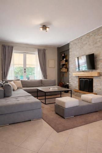 Bright 80sqm Apartment Glyfada-Sleeps 4 by MPS