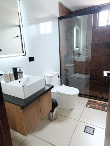 Un baño con lavabo, inodoro y ducha. en Ebenezer, en Cochabamba
