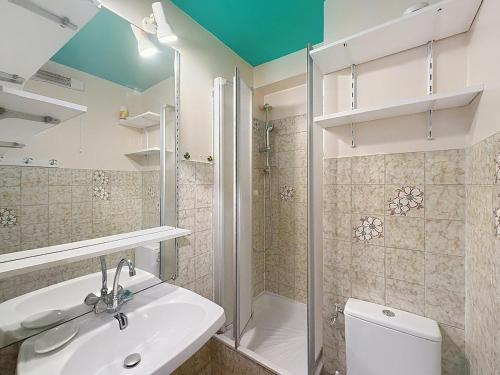 a bathroom with a sink and a shower and a toilet at Studio 4 pers La Lagune in Le Grau-du-Roi