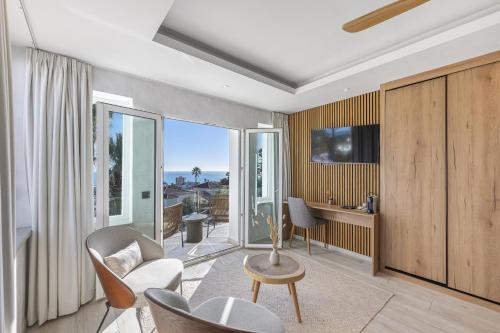 Stunning 5-Bed Villa with Private Pool