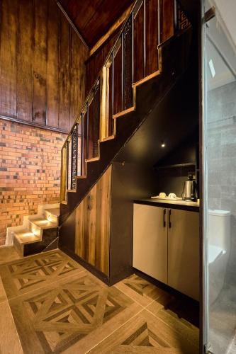 una scala in una stanza con pavimenti in legno e un bancone di Premier Cabins a North Legon