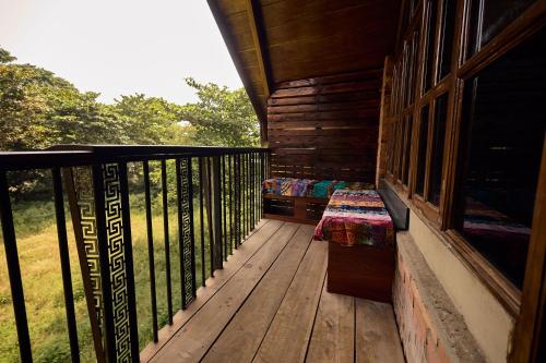 Balkoni atau teres di Premier Cabins