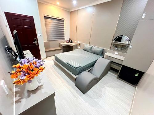 a small room with a bed and a tv in it at Hưng Phát Hotel 2 - Gadren in Phú Lợi