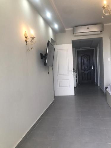 un corridoio con una porta e una TV su una parete di Scandic resort a Hurghada