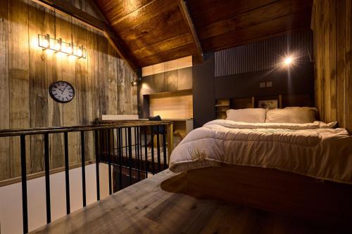 เตียงในห้องที่ Premier Cabins