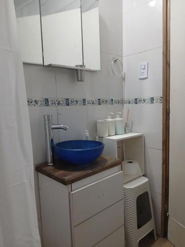 ein Badezimmer mit einem blauen Waschbecken und einer Toilette in der Unterkunft Casa Pueblo Antiguo in San Ignacio