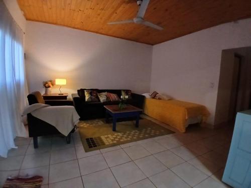 ein Wohnzimmer mit Sofa und Tisch in der Unterkunft Casa Pueblo Antiguo in San Ignacio