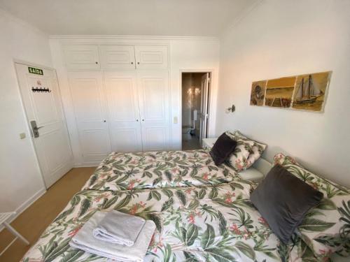 ein Schlafzimmer mit einem Bett und einer Couch in der Unterkunft Ljmonade Hostel in Cascais