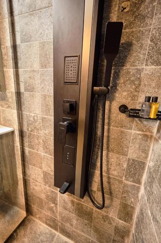 een douchecabine met een deur in een badkamer bij Premier Cabins in North Legon