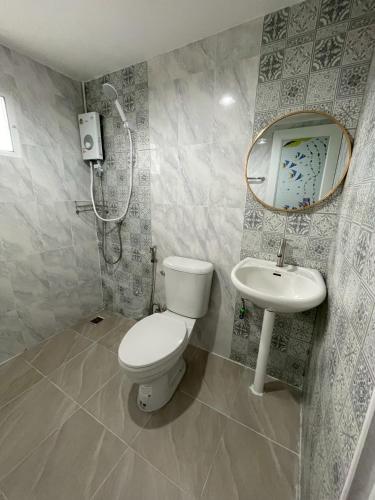 a bathroom with a toilet and a sink at บ้านมาดาม เขาใหญ่ in Pak Chong