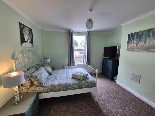 a bedroom with a bed and a window at Tommy Two-Threes in Pill