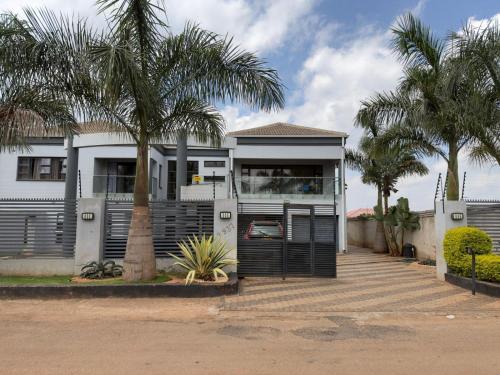 A spacious modern 3-bedroom ground-floor villa in Mount Pleasant Heights - 2366