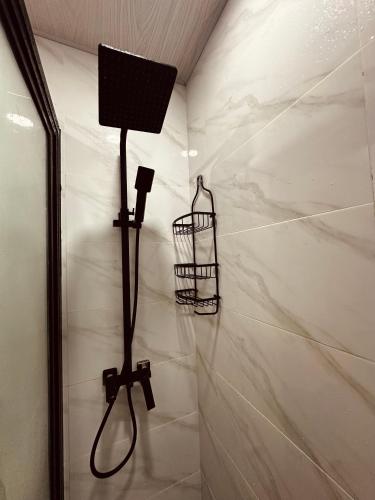 a bathroom with a lamp and a basket on the wall at Casa Terrazza Marteja in Malolos