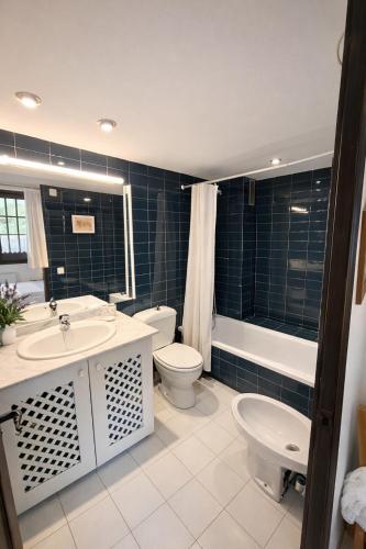 a bathroom with a sink and a toilet and a tub at Llívia Sky Valley in Llivia