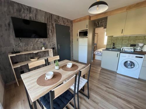 Appartement calme avec terrasse, piscine à Roses
