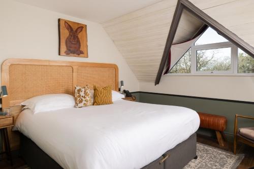 ein Schlafzimmer mit einem großen Bett und einem Fenster in der Unterkunft The Rabbit Hotel & Retreat in Templepatrick