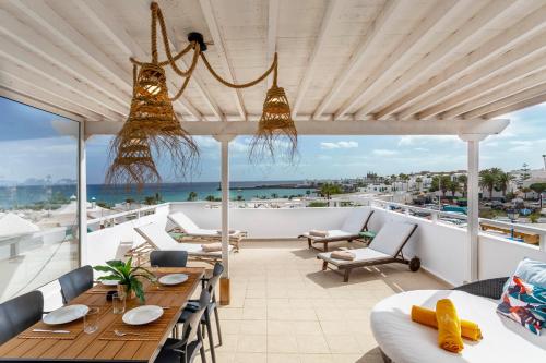 Ocean View Penthouse - Central Location - 100m to the Beach