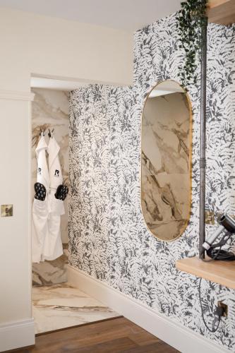 ein Zimmer mit einem Spiegel an der Wand in der Unterkunft The Rabbit Hotel & Retreat in Templepatrick